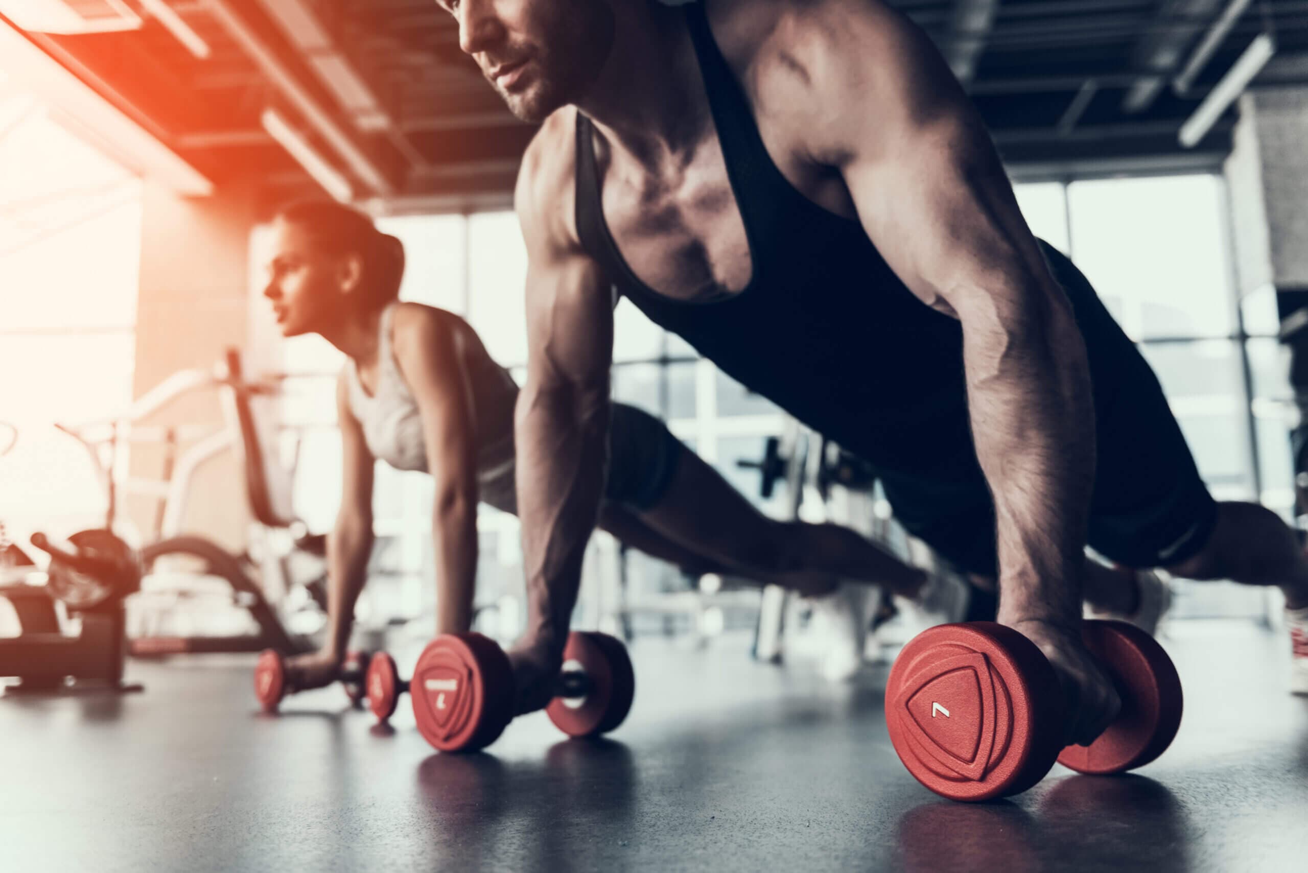 Fitnessstudio mit motivierter Musik