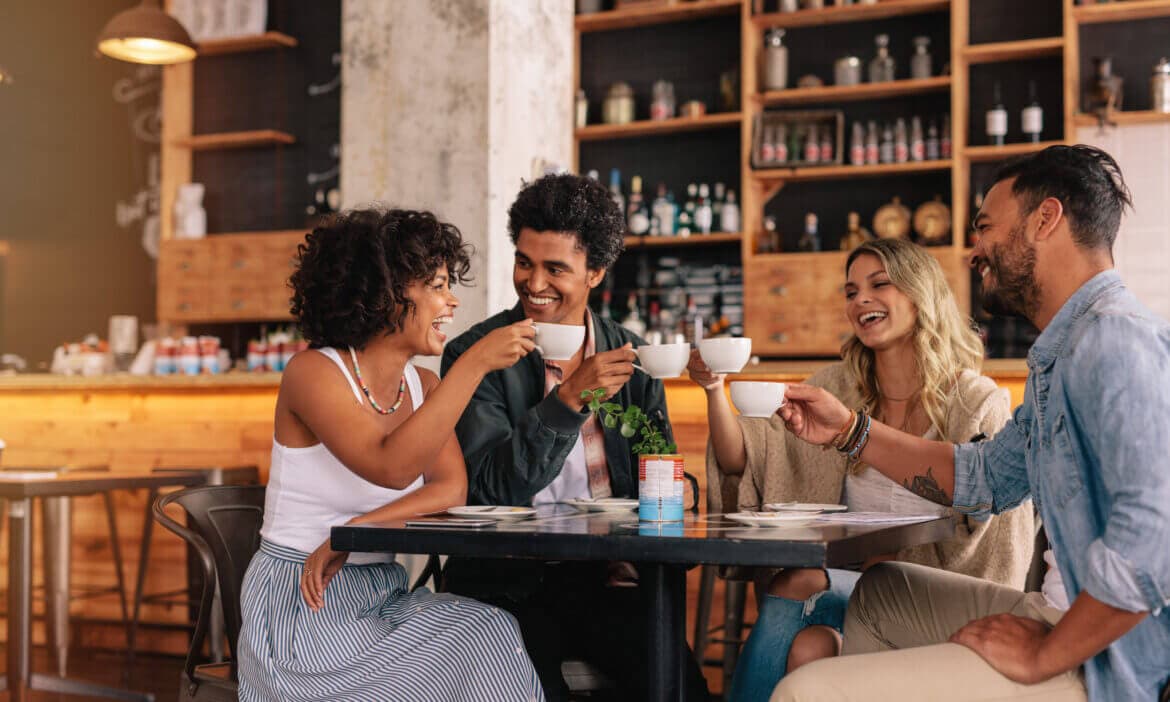Gäste in einem Restaurant mit stimmungsvoller Beleuchtung
