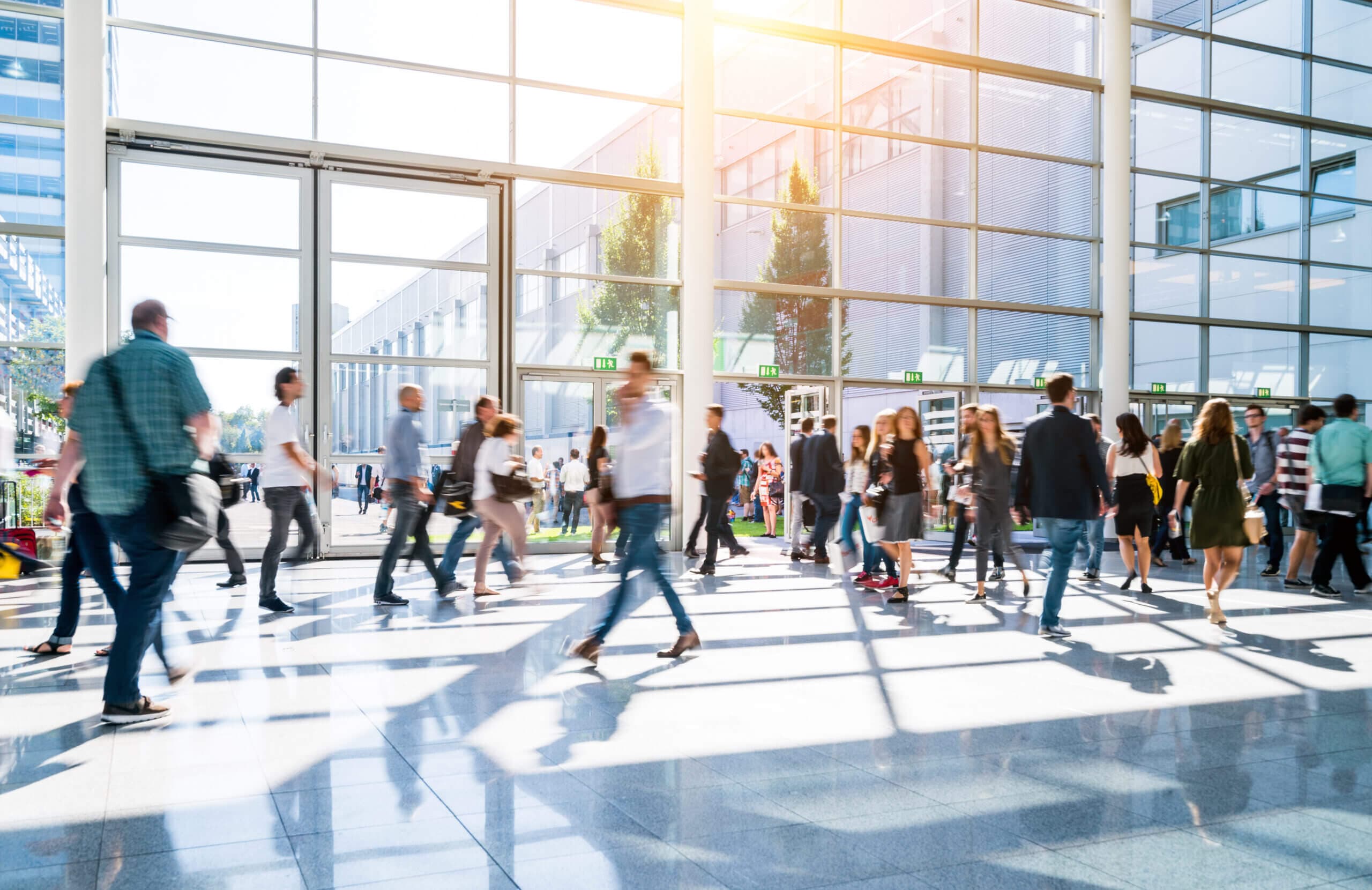 Besucher auf einer Messe
