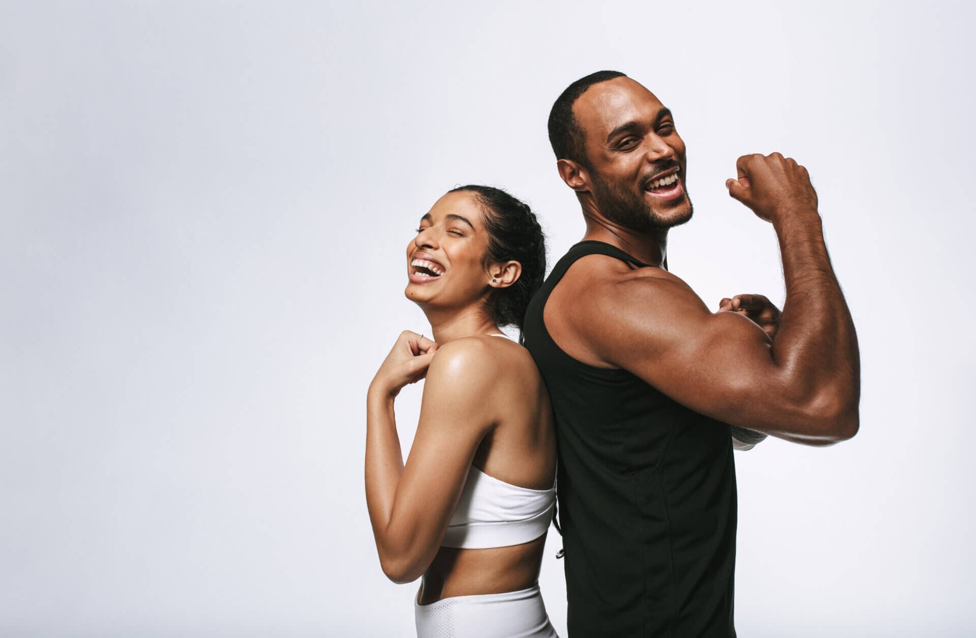 Zwei Personen im Fitnessstudio
